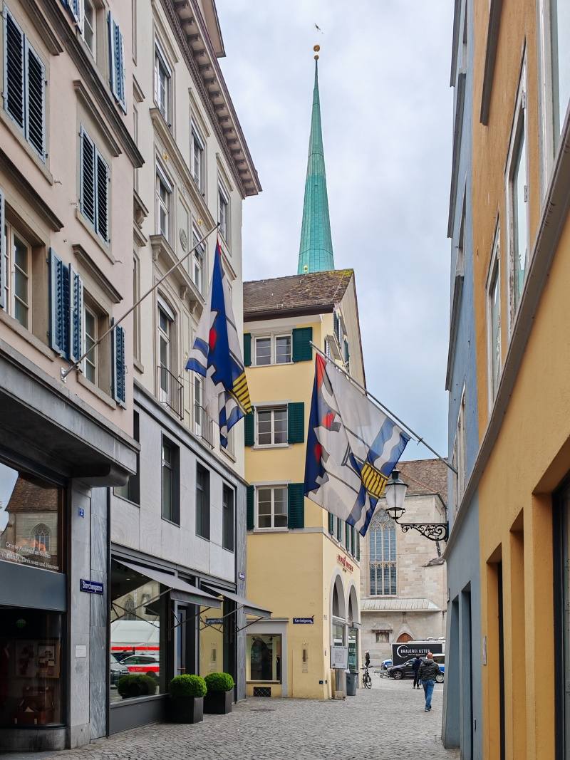 Už vidíme vežu Fraumünster