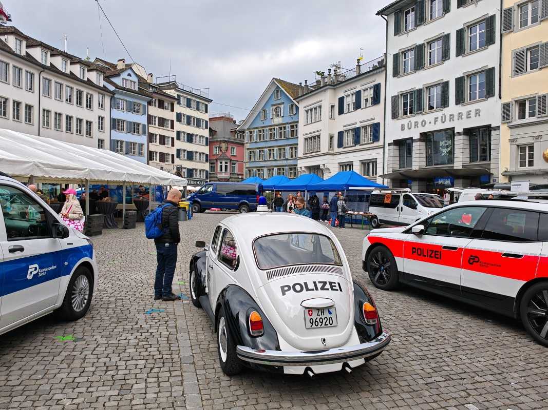 Námestie pri Fraumünster - policajná prehliadka
