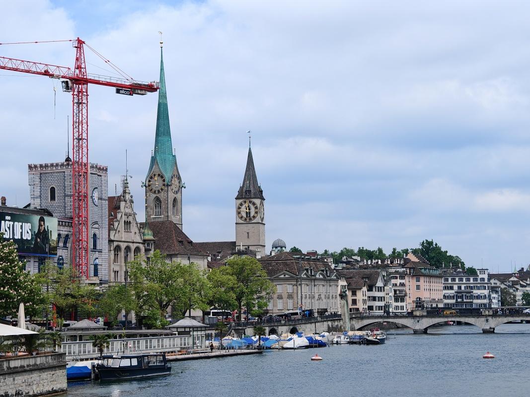 Fraumünster a St. Peter Kirche z Quaibrücke