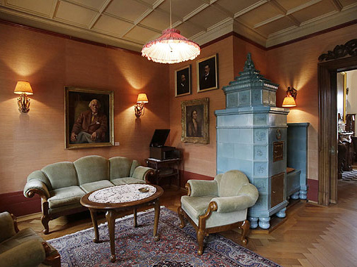 Dom C. G. Junga - salón s portrétmi a kachliami