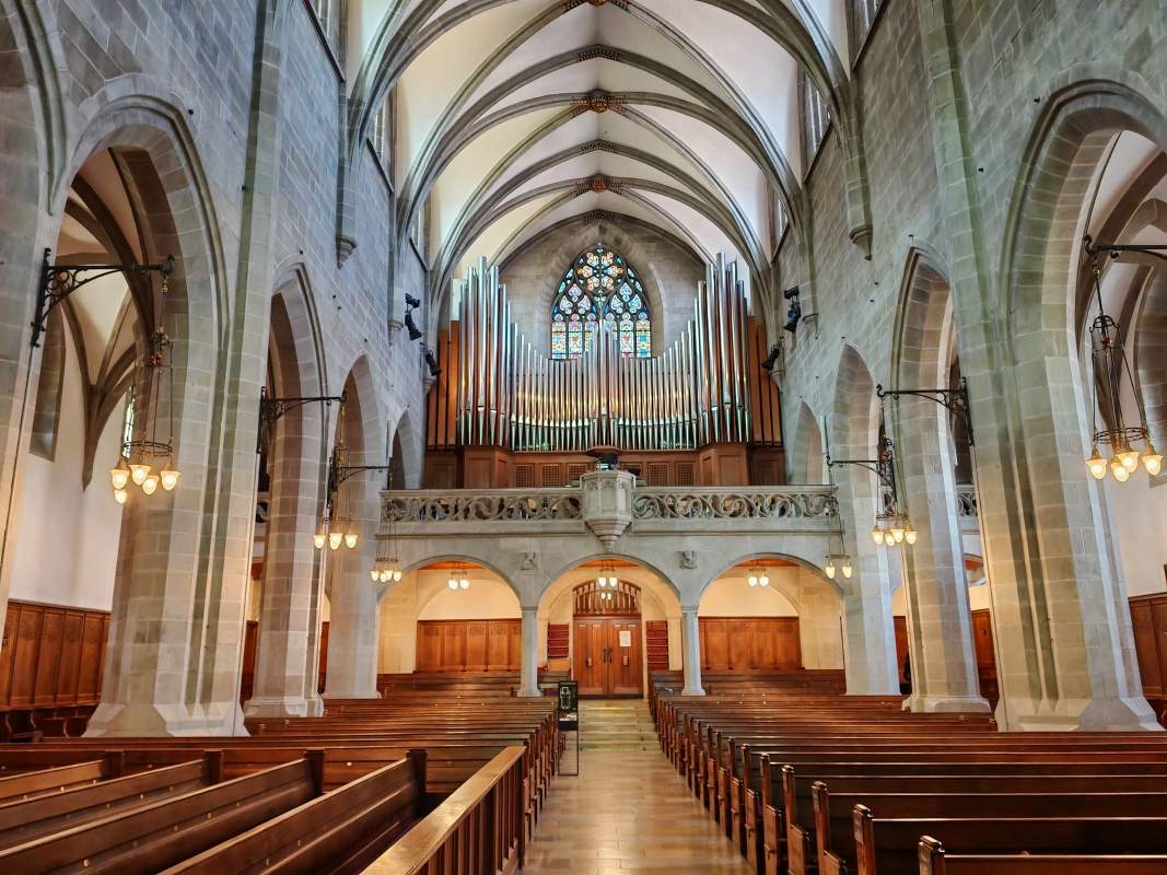 Fraumünster pohľad od oltára k vstupu