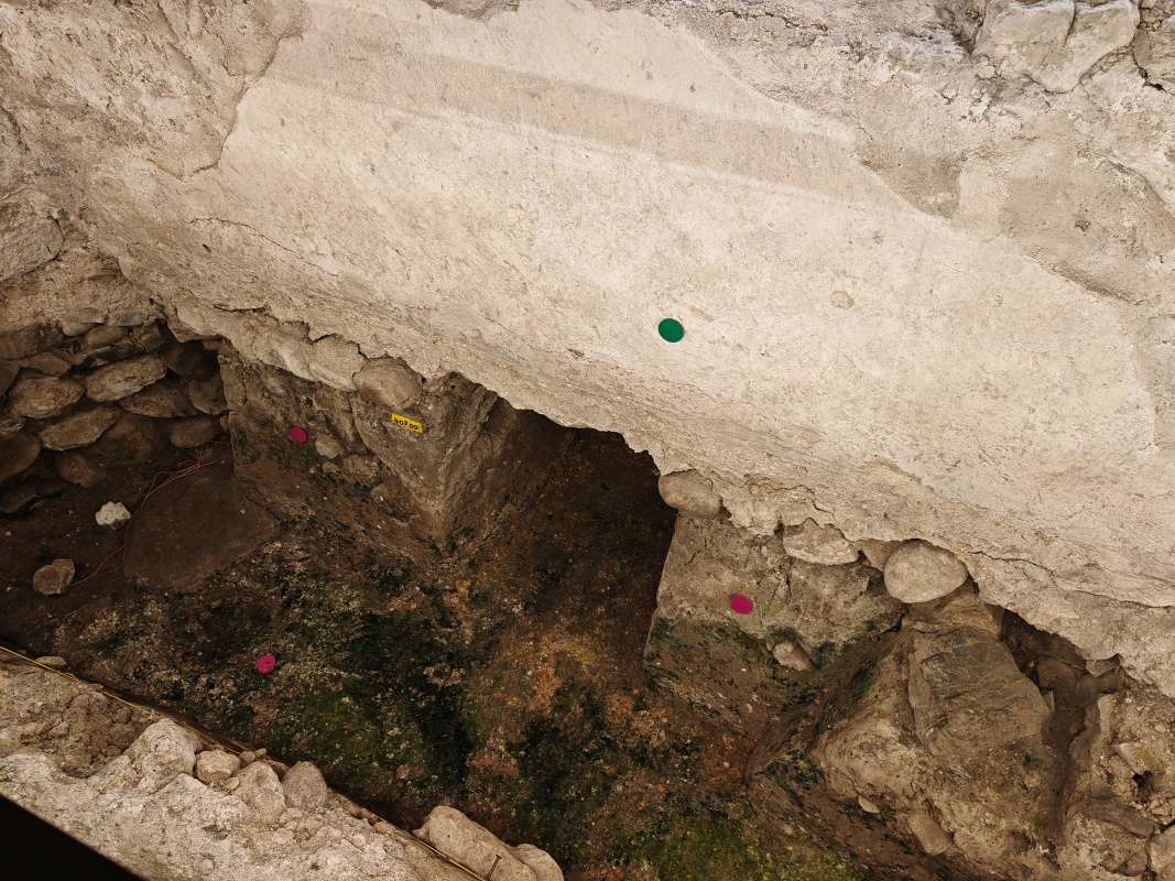 Fraumünster - krypta prvého kostola s podzemným tunelom