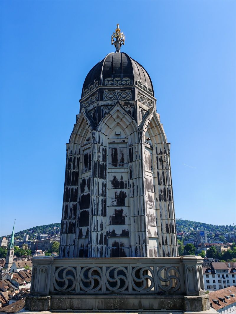 Výhľad z Grossmünster veže - druhá veža Grossmünster