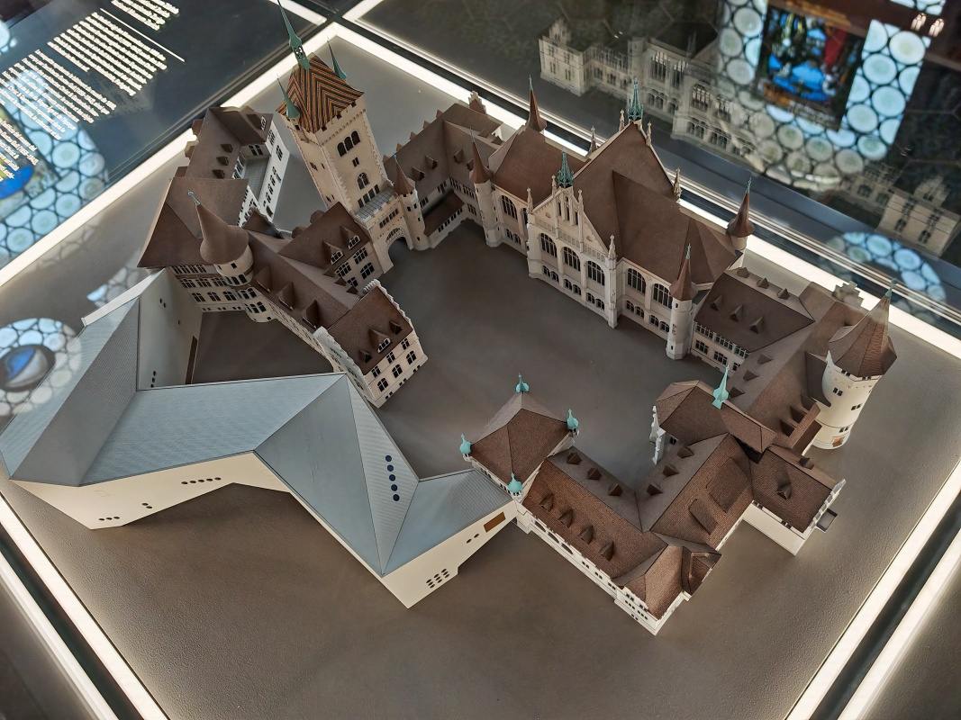 Landesmuseum - maketa múzea, vidno modernú prístavbu