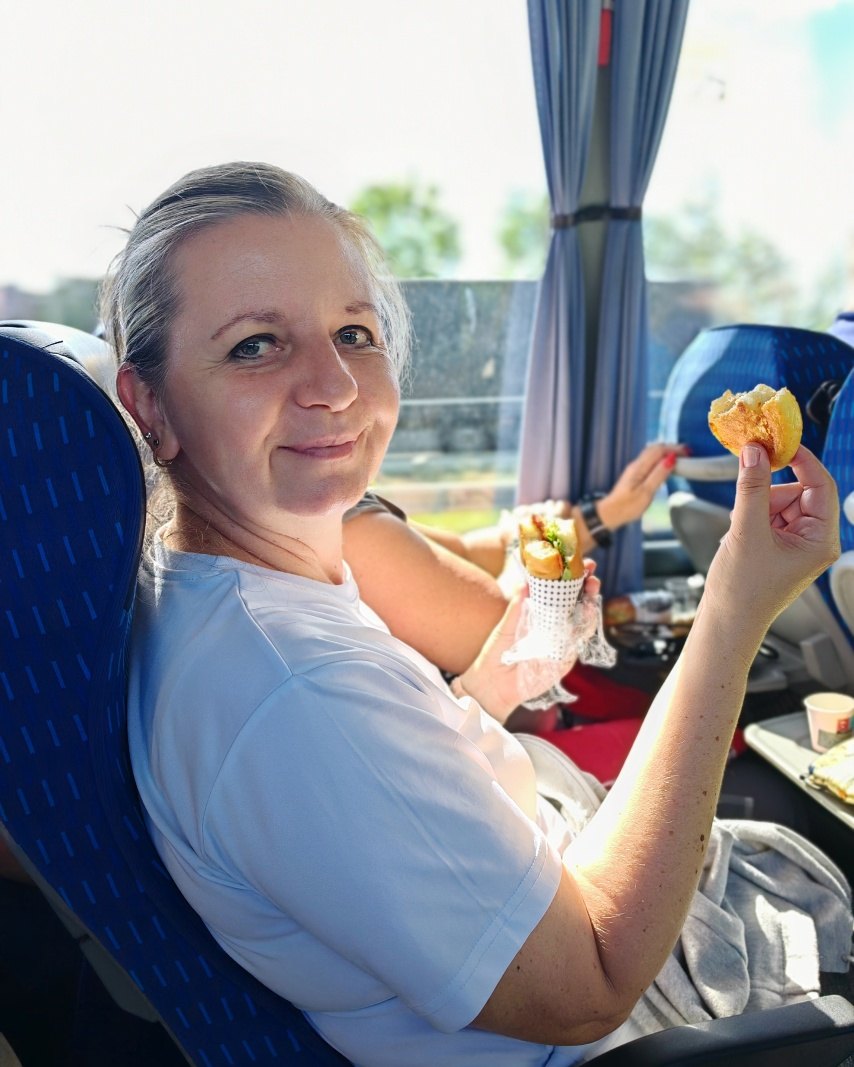 Hostíme sa už v autobuse :)