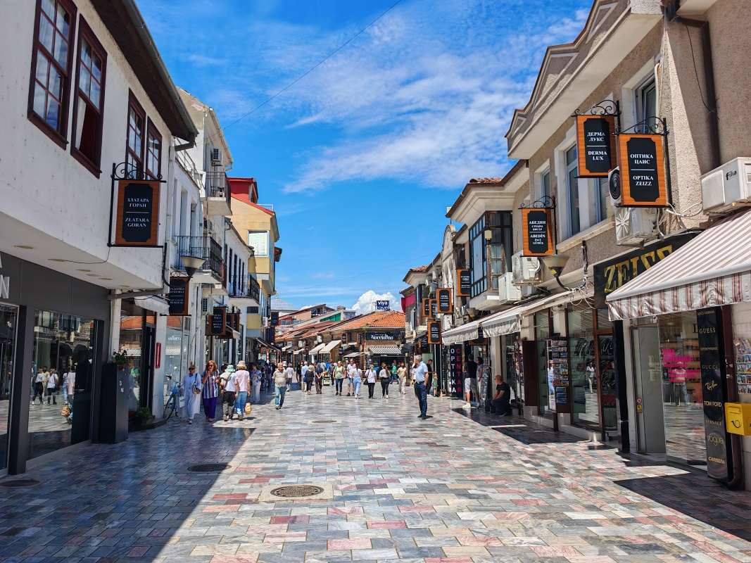 Pokračujeme nákupnou ulicou k prístavu