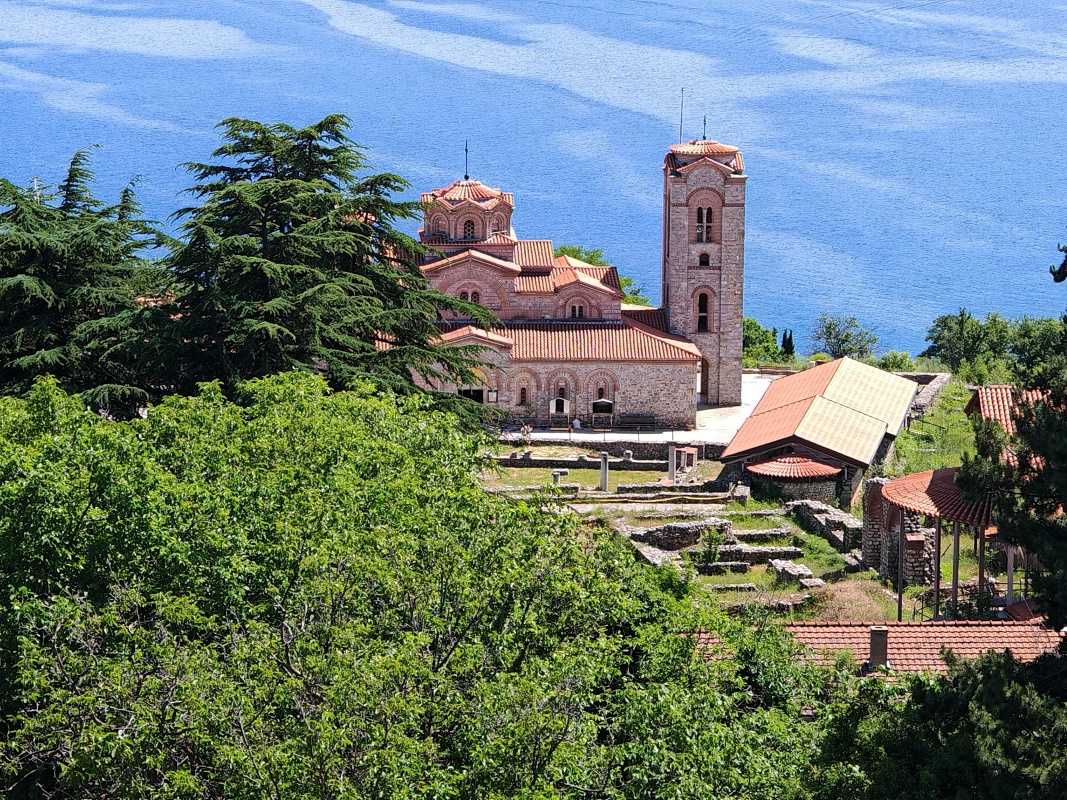 Kostol sv. Klement Ohridského a Panteleimona a vpravo Plaoshnik, zastrešené zvyšky Klementovej školy