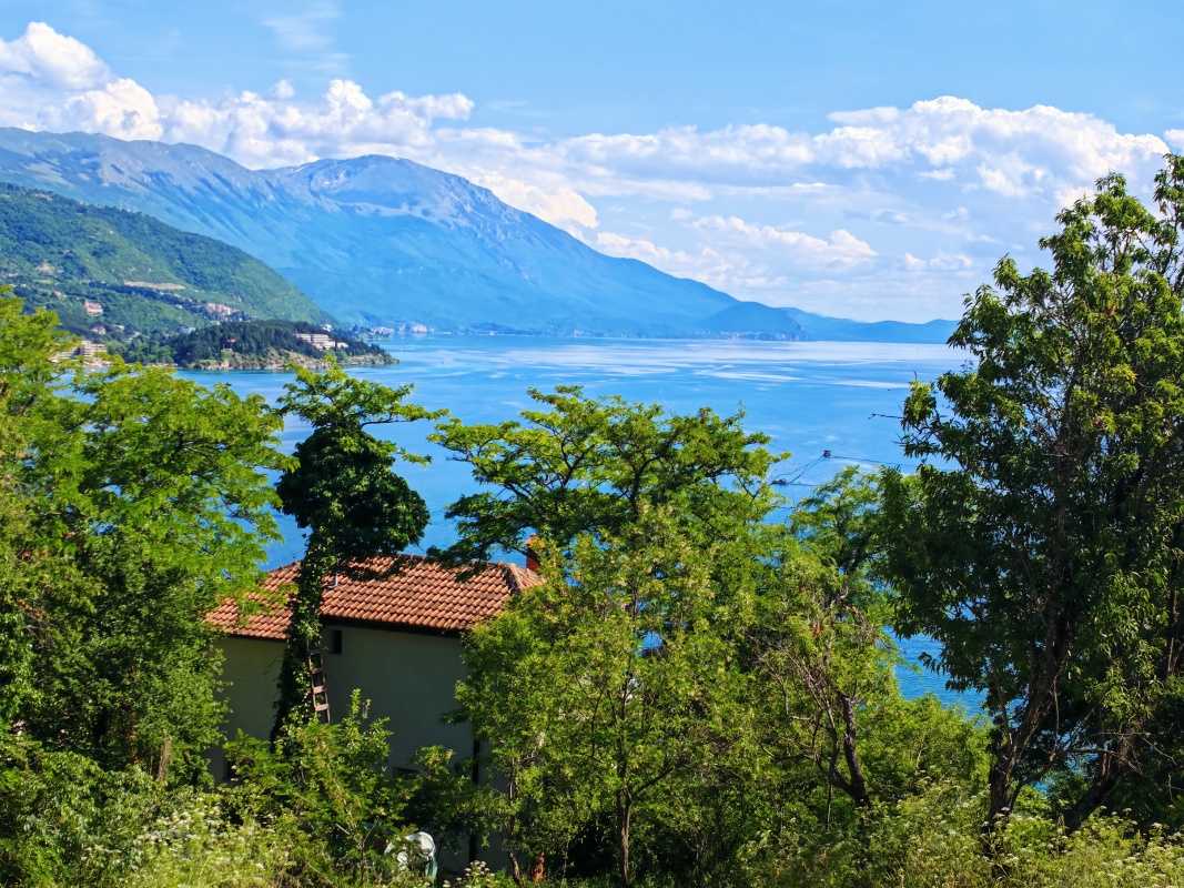 Výhľad z kaviarne na Ohridské jazero