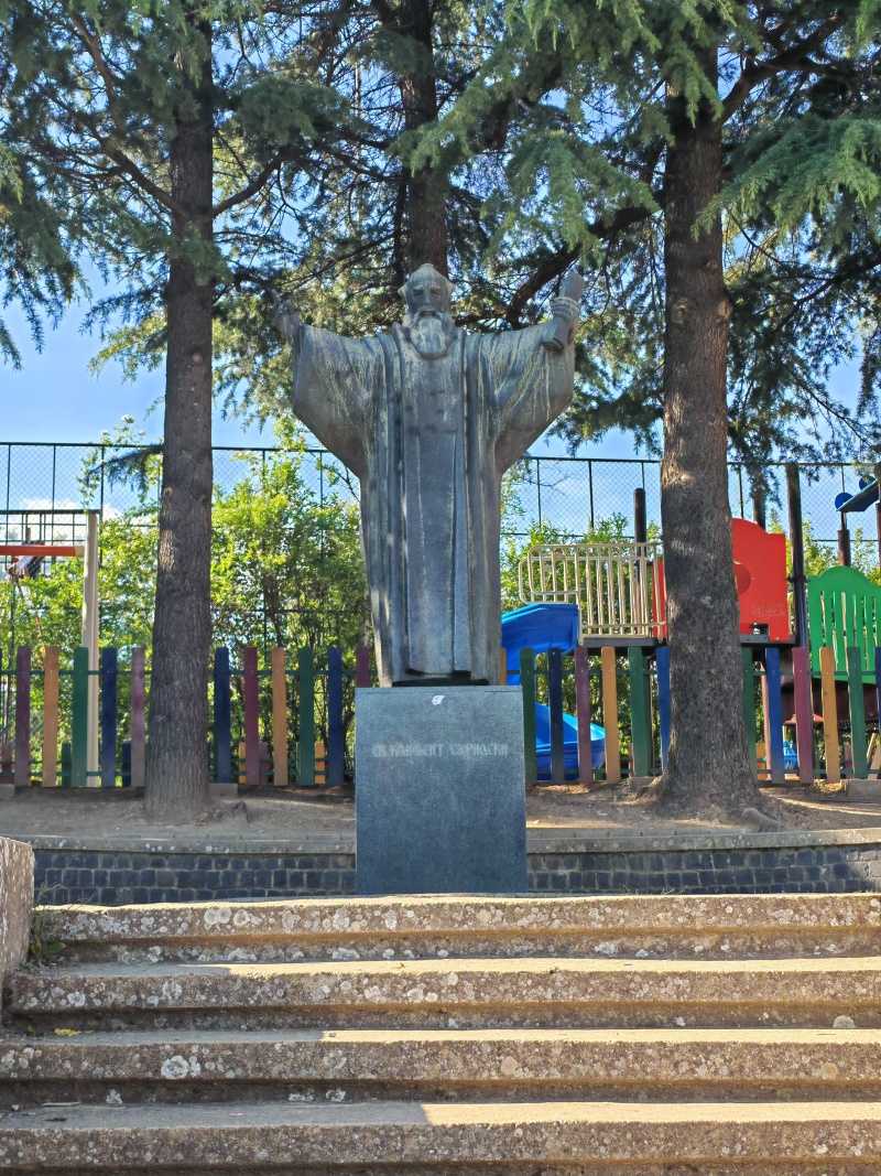 Sv. Klement Ohridský pred základnou školou za kostolom