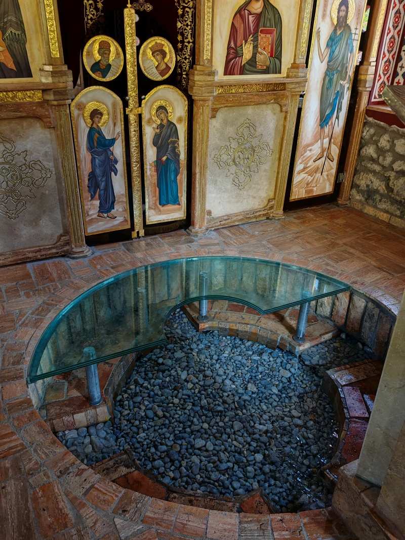 Kostol sv. Bohorodičky s prameňom vnútri kostola