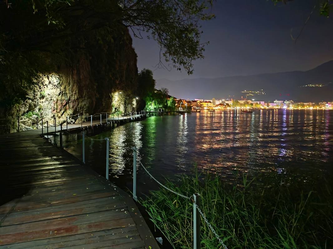 Nočná drevená promenáda