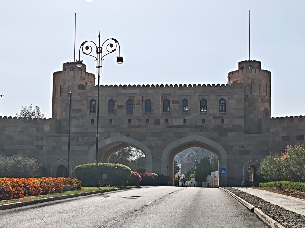 Brána do časti s Al Alam palácom