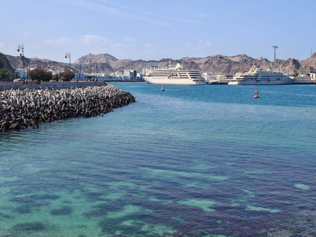 Promenáda Mutrah Corniche a Mutrah v pozadí