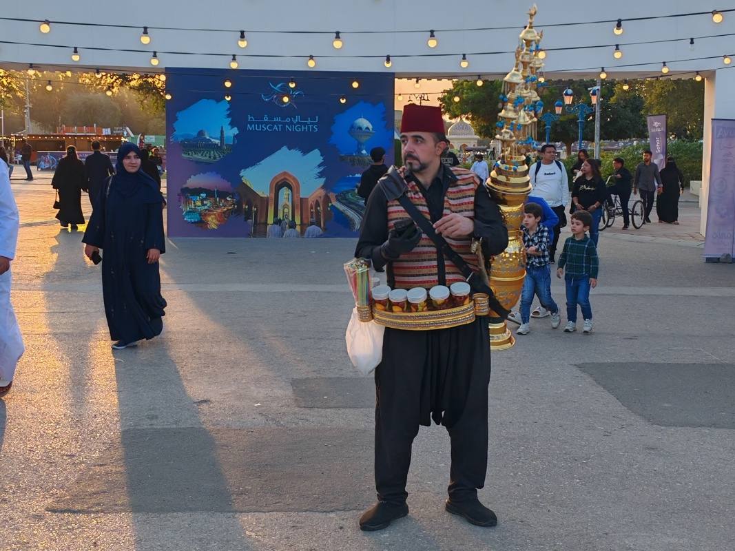 Dedinka národov, a arabský predavač kávy, ten musí byť všade :)