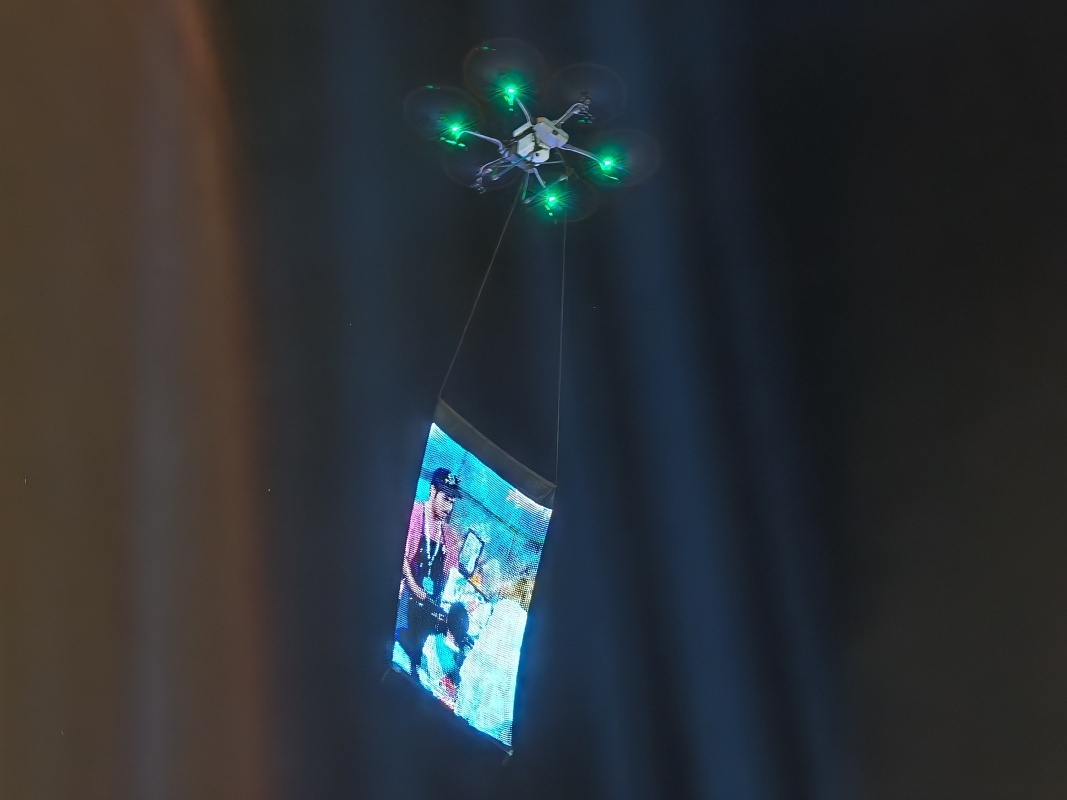 Dron nad jazerom ... jeden je tam stále