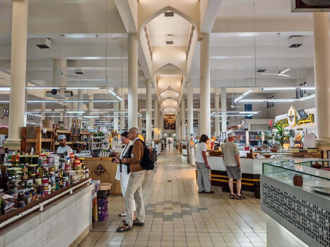Nizwa Souq, vnútorný trh so sladkosťami (med, lekvár, korenie, ďatle, cukrovinky, halwa)