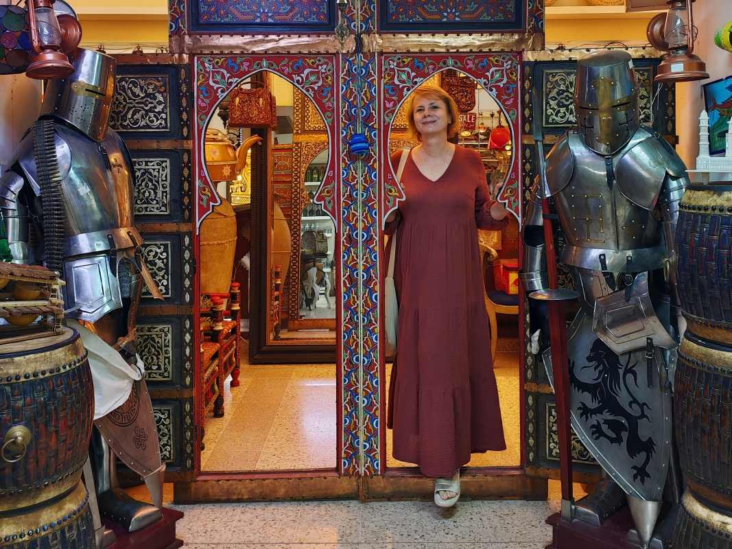 Nizwa Souq, obchod suvenírmi, dvere do Narnie :)