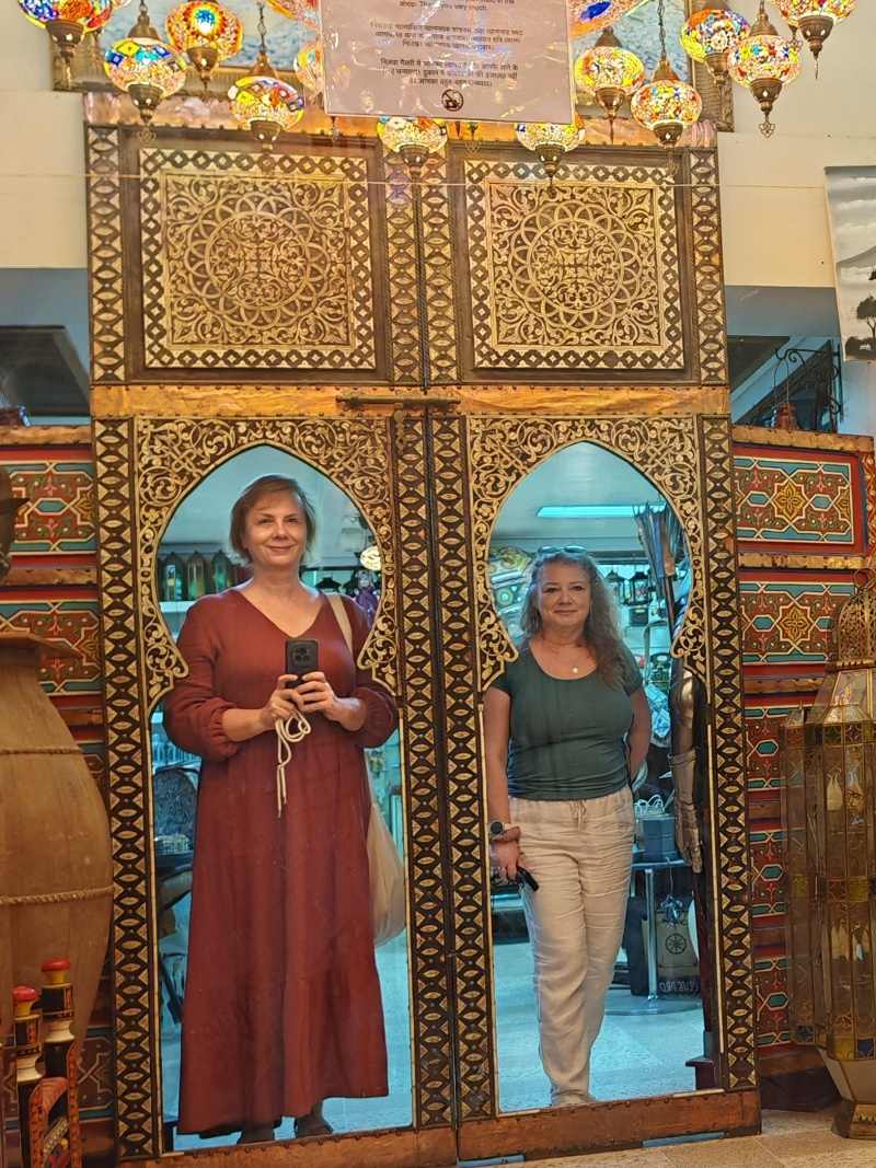 Nizwa Souq, obchod suvenírmi, dvere do Narnie :)