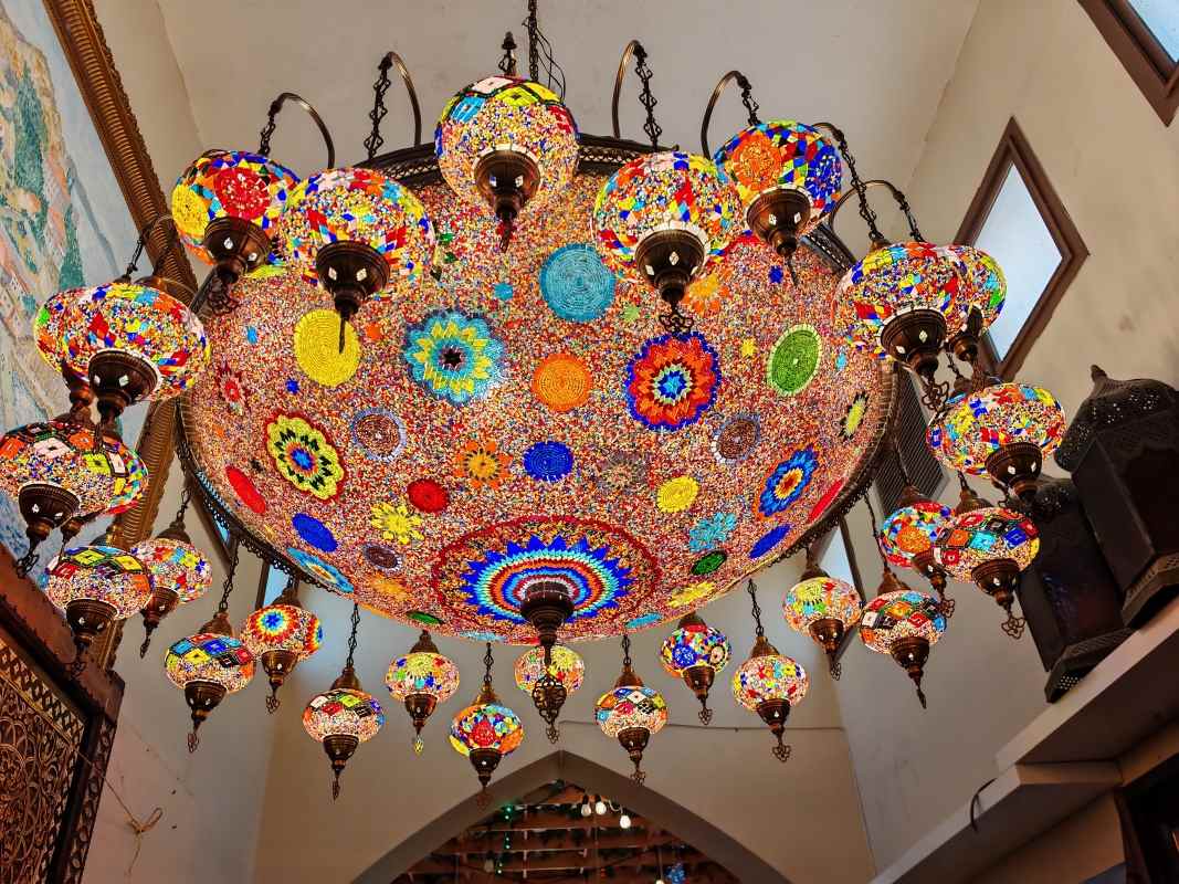 Nizwa Souq, obchod suvenírmi, nádherný luster ♥