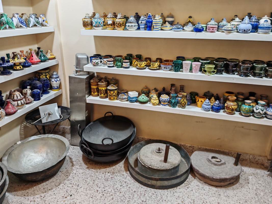Nizwa Souq, obchod suvenírmi, kotle na halwu a ... mlyn???