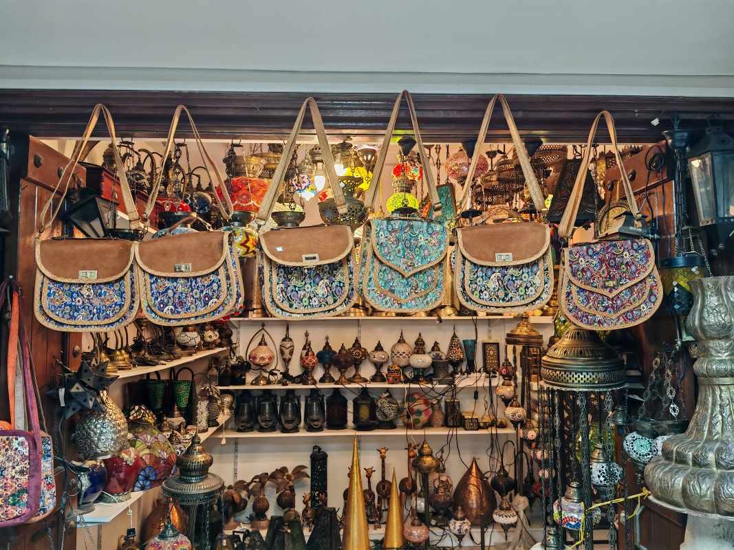 Nizwa Souq, obchod suvenírmi
