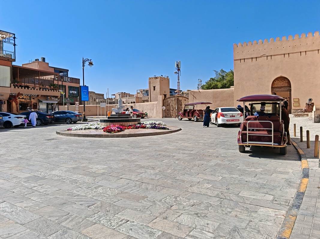 Námestíčko pred Nizwa Fort