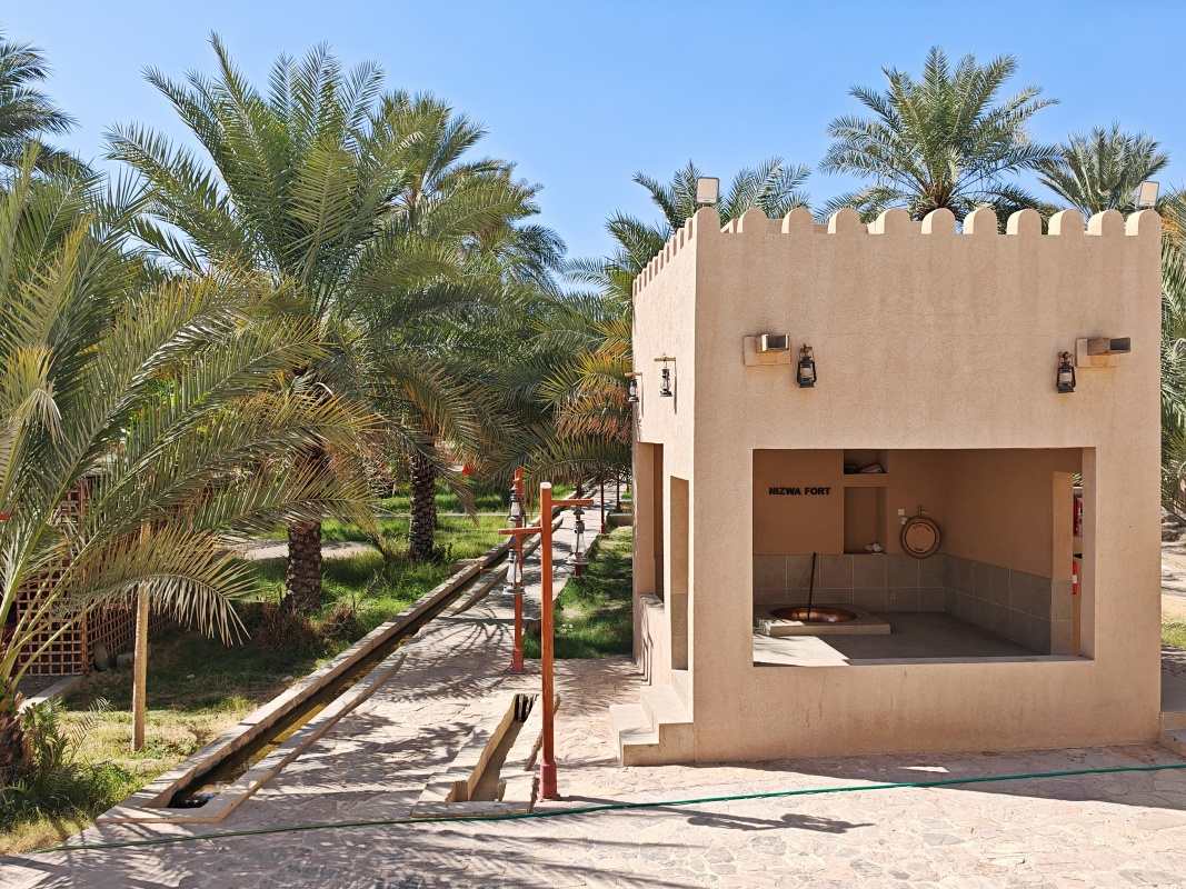 Nizwa Fort, záhrada a domček na varenie ománskej halwy