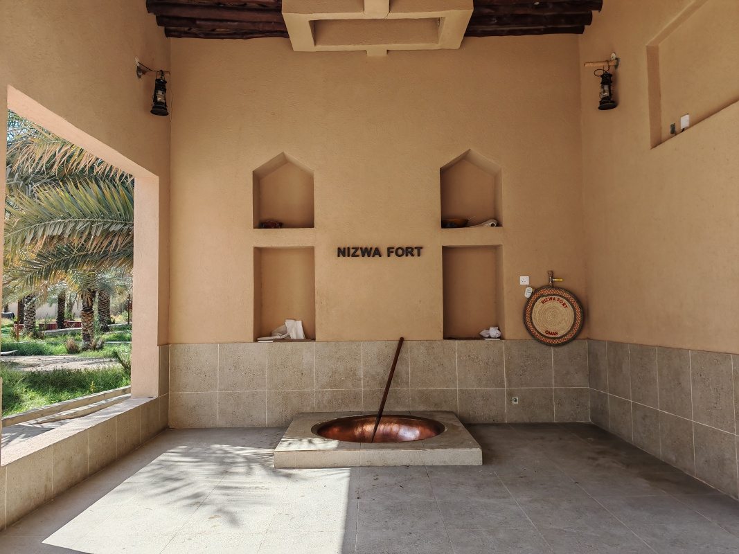 Nizwa Fort, kotol na varenie ománskej halwy