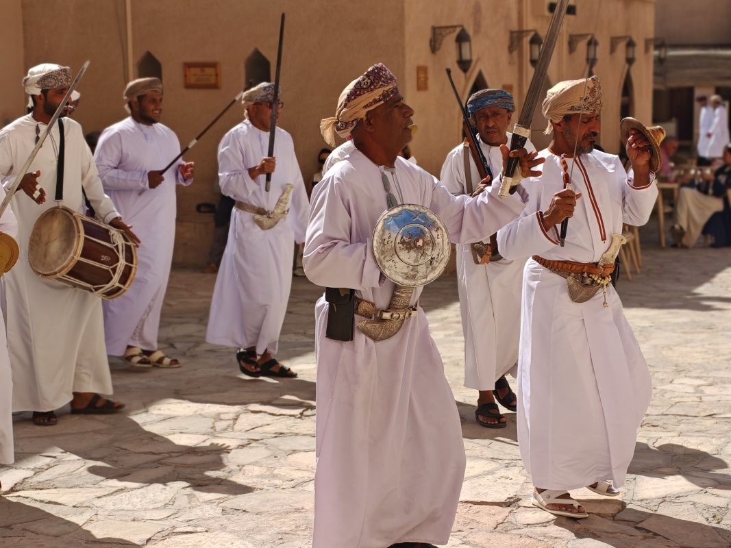 Nizwa Fort, odchádzajú tanečníci a s nimi aj my