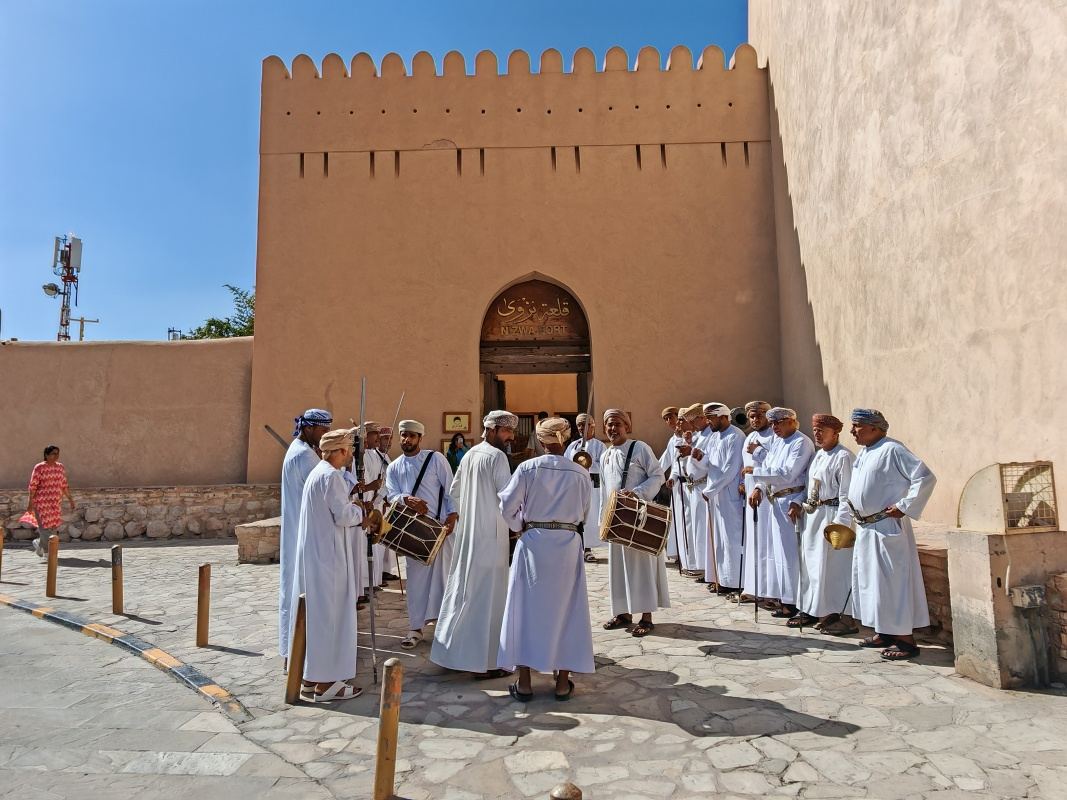 13:45, Nizwa Fort, opúšťame pevnosť a tanečníci s nami :)