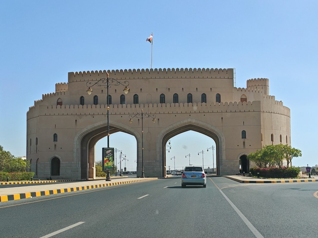 14:15, opúšťame Nizwu - Nizwa Gate