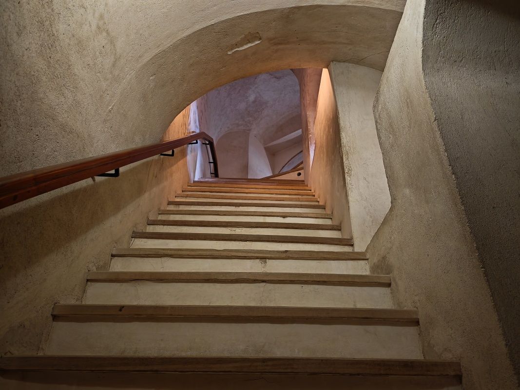 Jabreen Castle, schody na strechu