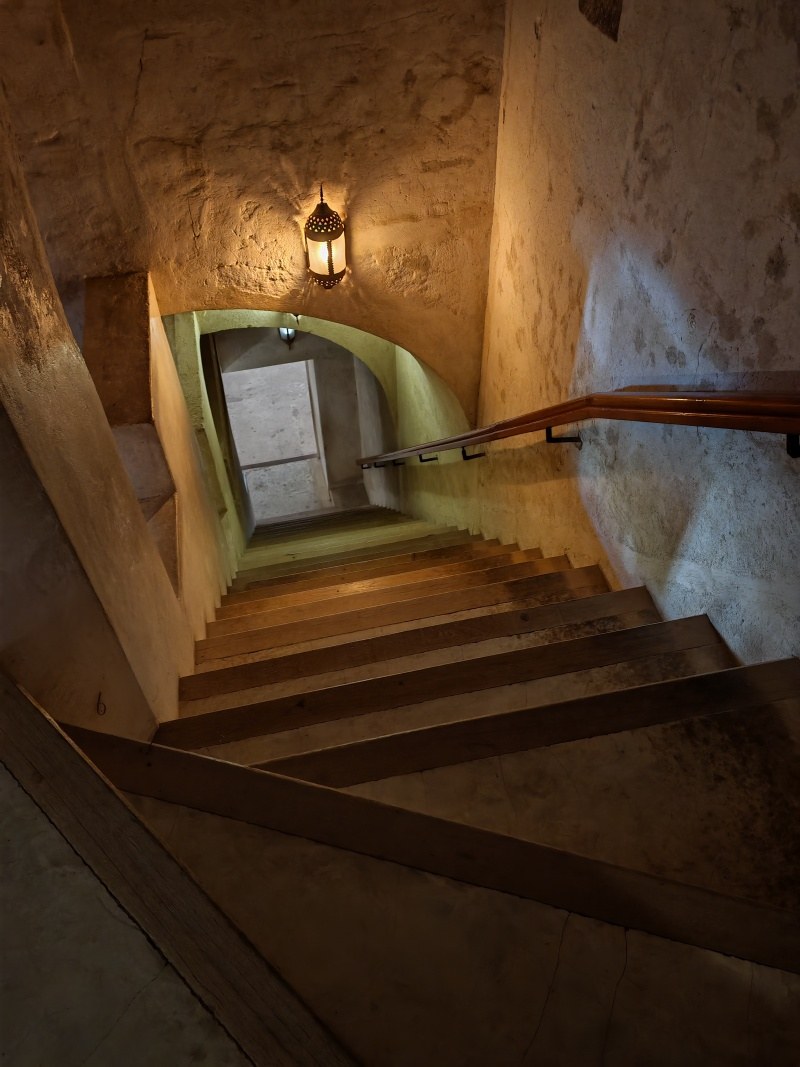 Jabreen Castle, idem dole pôvodnými schodami