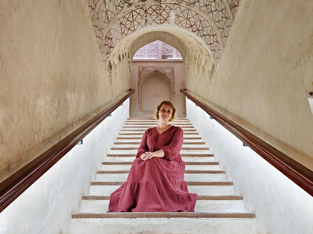Jabreen Castle, schodisko k apartmánom