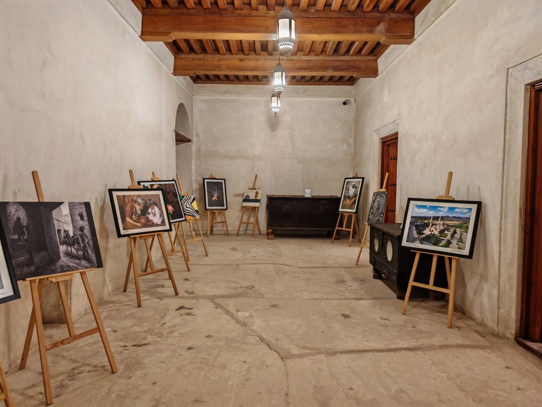 Jabreen Castle, výstava obrazov a sme na prvom nádvorí ...