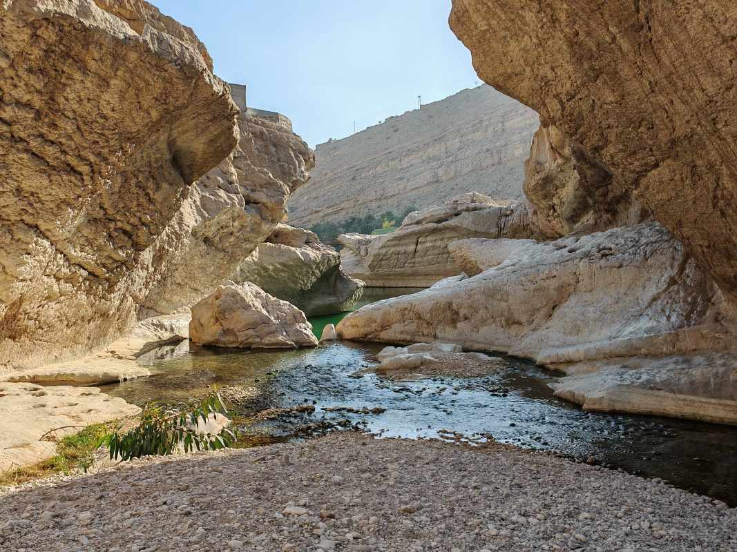 Wadi Bani Khalid, v oáze sa stavia, práši, hučí ...