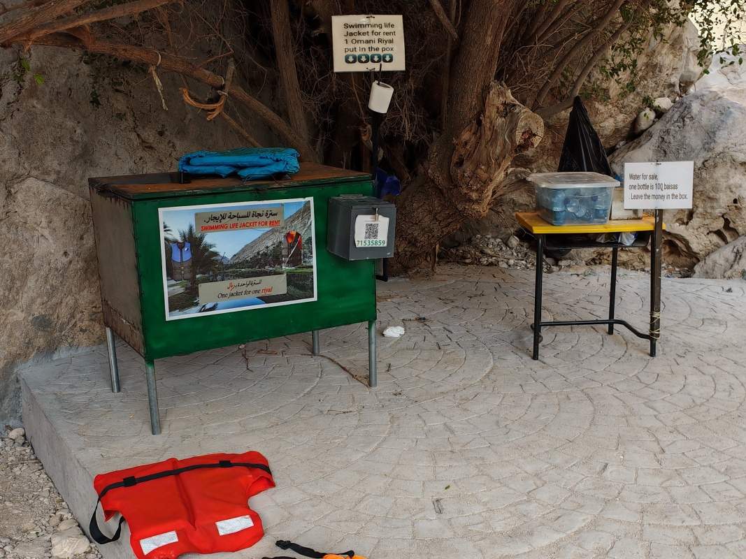 Wadi Bani Khalid, samoobsluha, požičanie vesty 1 OMR, voda 0,1 OMR