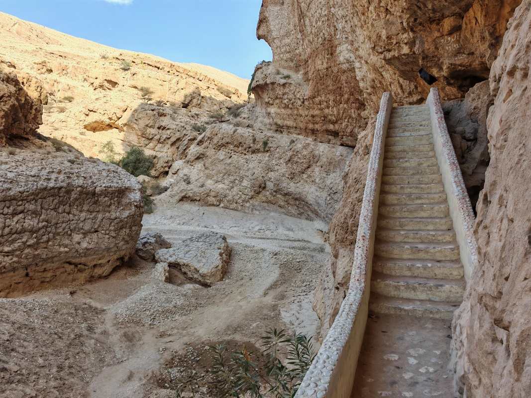Wadi Bani Khalid, schody pred Muqal jaskyňou