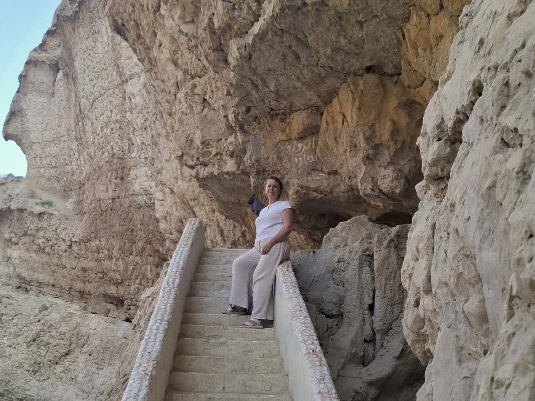 Wadi Bani Khalid, schody pred Muqal jaskyňou