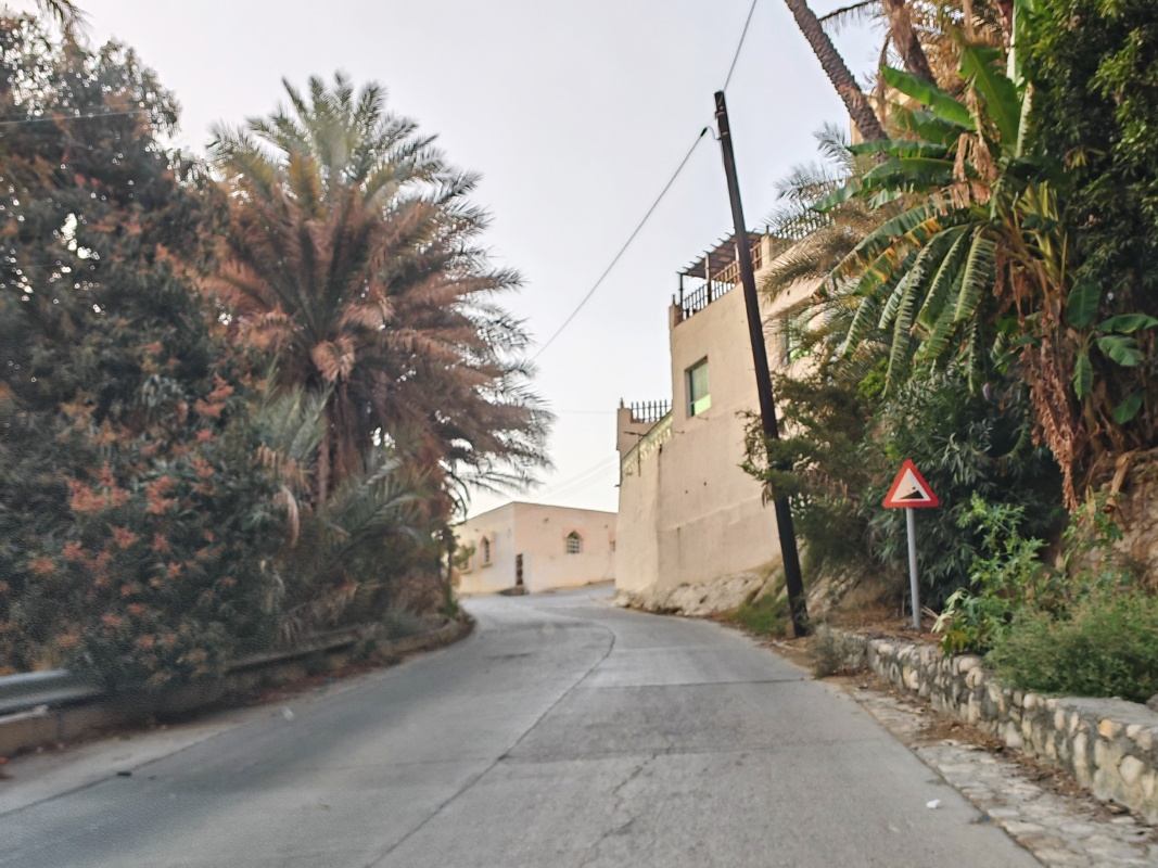 Cesta späť z Wadi Bani Khalid na diaľnicu