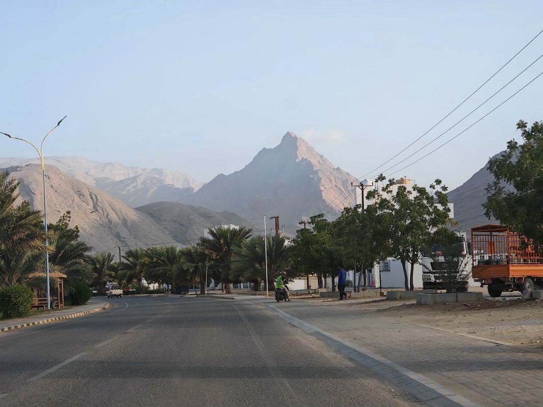 Cesta späť z Wadi Bani Khalid na diaľnicu