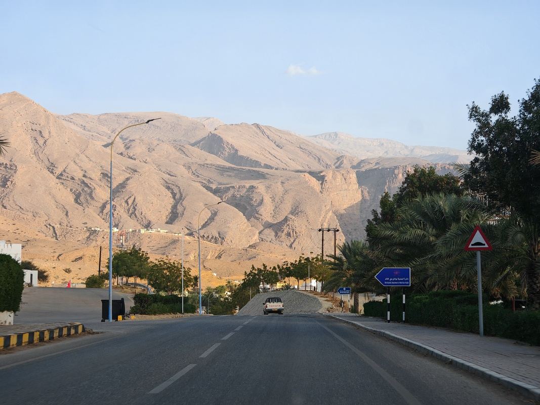 Cesta späť z Wadi Bani Khalid na diaľnicu