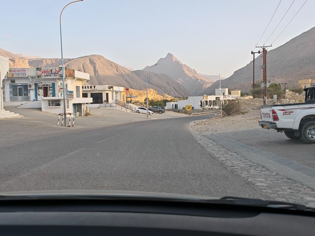 Cesta späť z Wadi Bani Khalid na diaľnicu