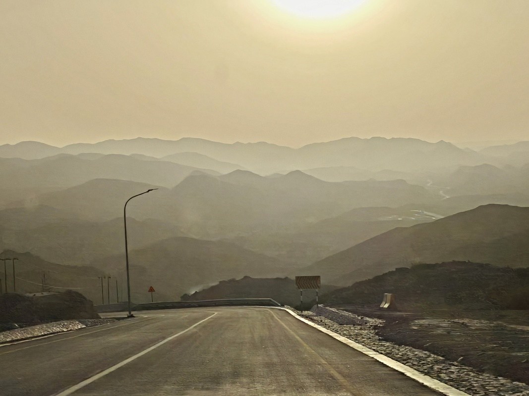 17:15, cesta späť z Wadi Bani Khalid a dychberúce výhľady