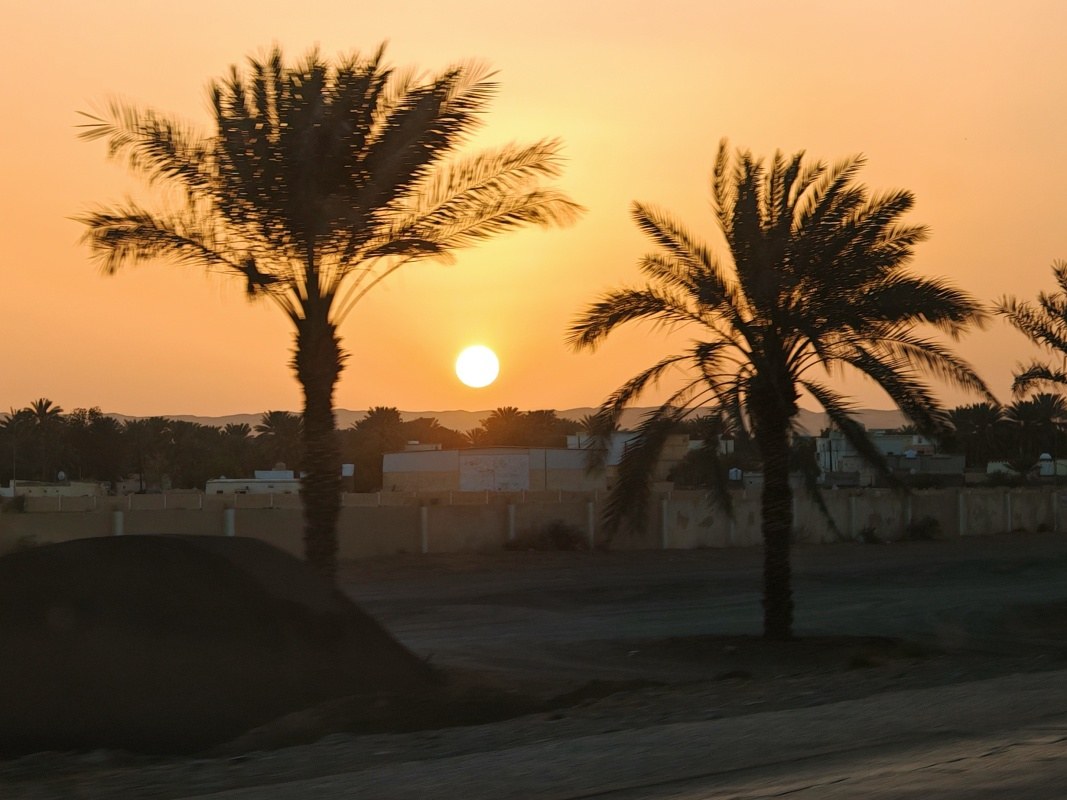 17:45, za diaľnicou, západ slnka 20 min do dediny Al Raka na začiatku Wahiba Sands