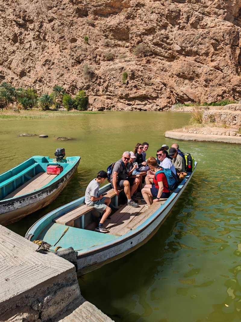 12:00, Wadi Shab, sadáme na lodičku za 1 OMR