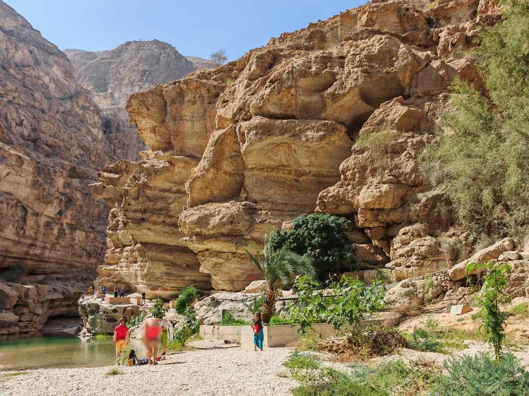 Wadi Shab, niektorí sa už tu kúpu ... a ja fotím rovno vtedy, keď niekto sťahuje gate :D