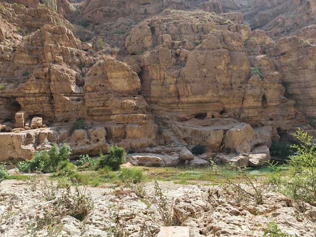 Wadi Shab, už sme na chodníku v skalách
