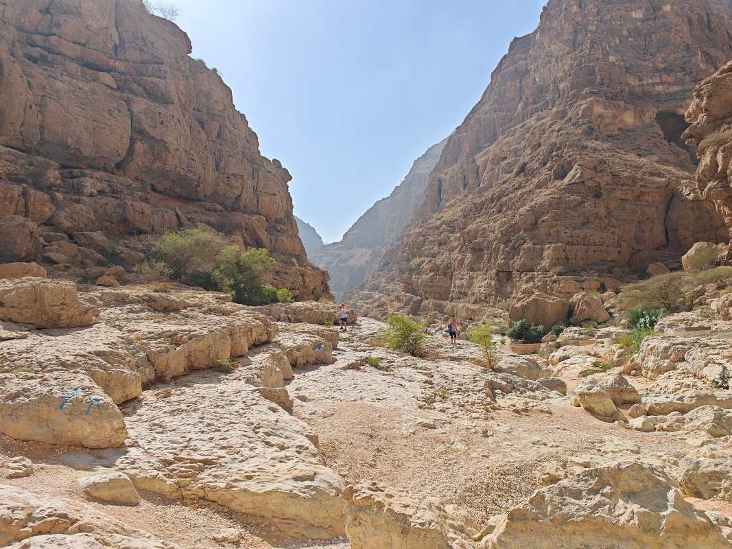 Wadi Shab, ale opýtam sa oproti idúcej pani ...