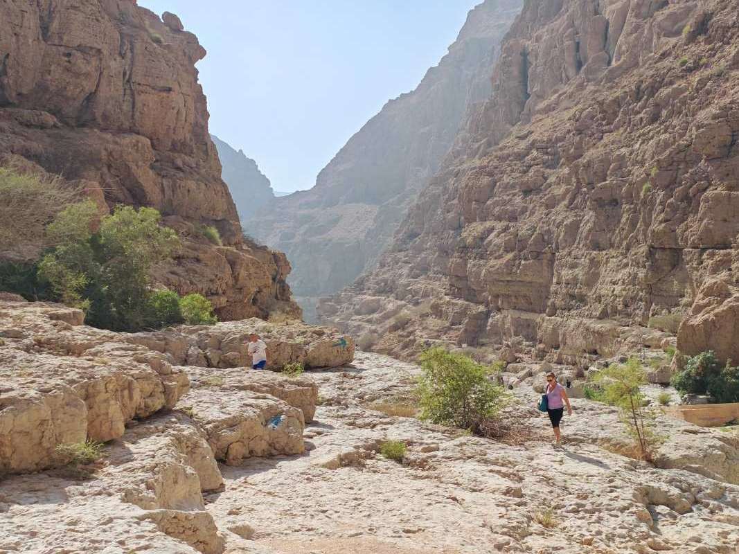 Wadi Shab, a že voda a olávanie je naozaj o 5 minút, tak to dôjdeme ...